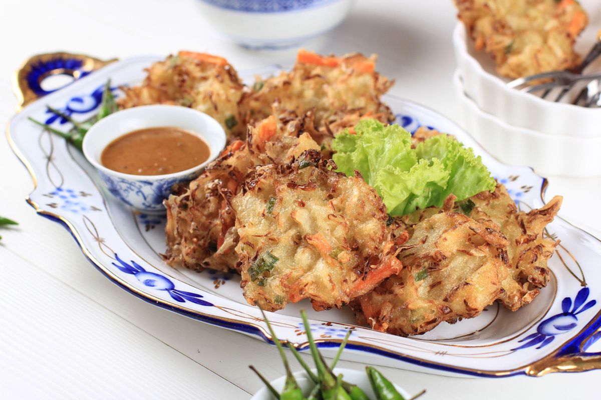 3 Bala bala, cukup di geprek 2 kali, di basahin pake sambal pecel. wow ga crispy tapi nagih!!!